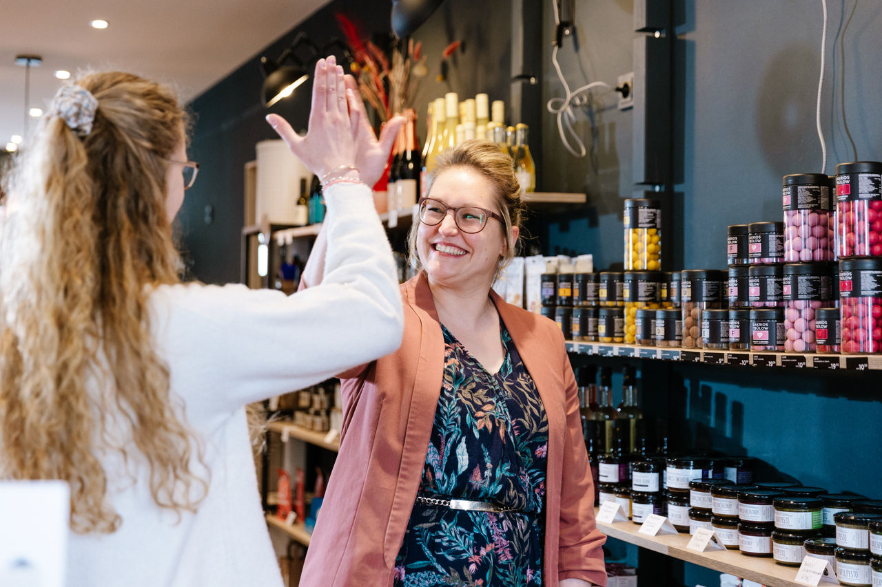 2 Frauen klatschen miteinander ab